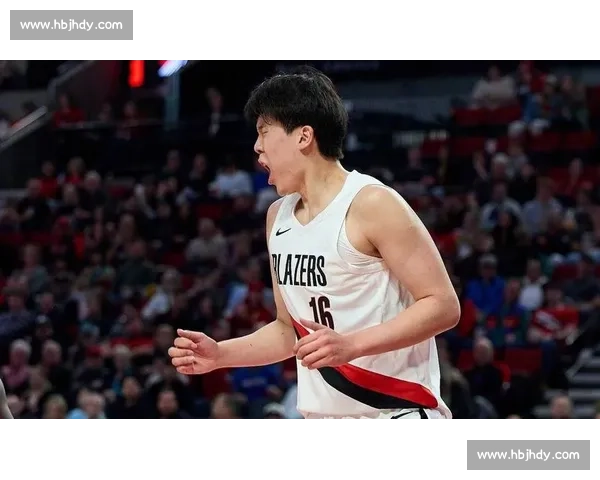 杨瀚森首秀引球迷热捧，签名战靴赠小将暖爆 NBA